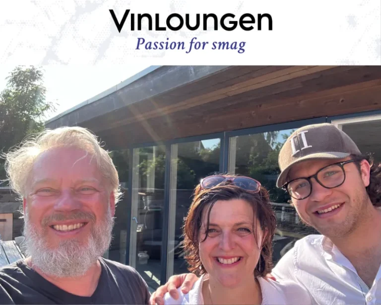 Tre smilende personer tager en selfie foran VinLoungen med teksten “Passion for smag” øverst.